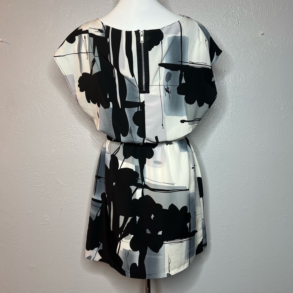 xxi Abstract Print Dress with Cap Sleeves and Back Zipper Detail. Size Medium - Picture 2 of 5